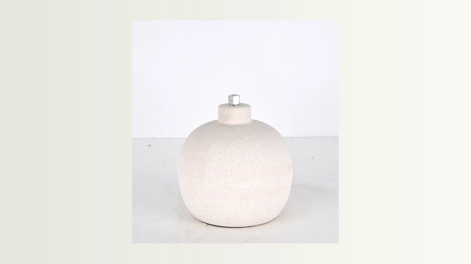 Rounded portable lamp body for a small apartment surface
